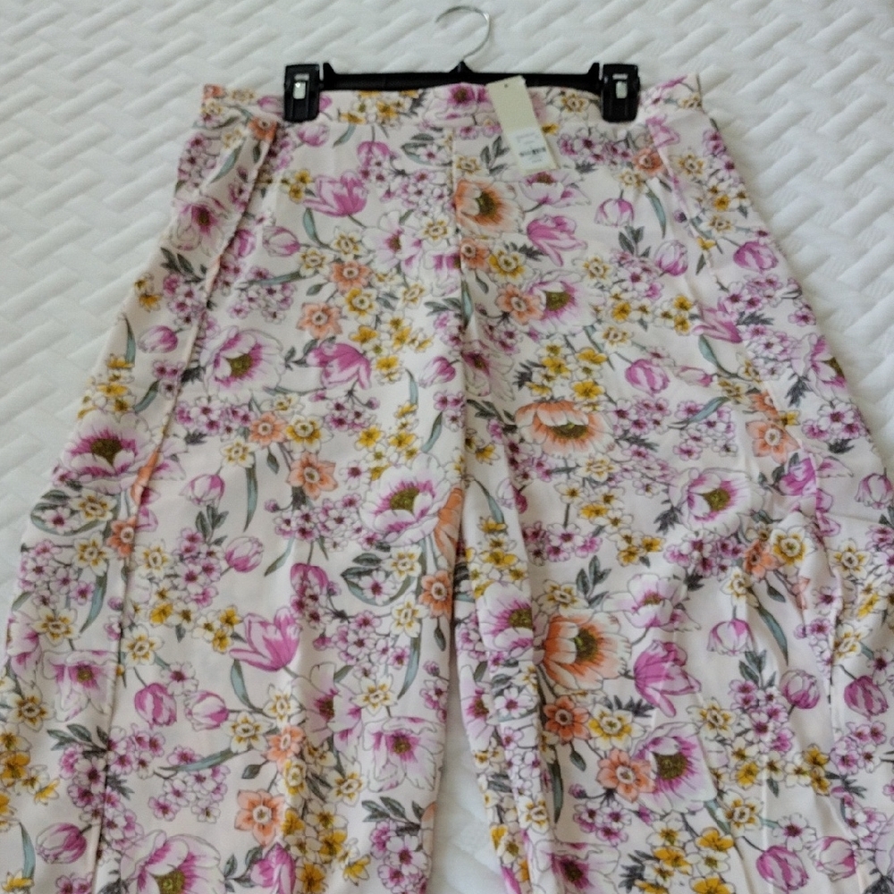 Francesca's Floral High-Slit Wide-Leg Pants. Size L - Picture 9 of 10